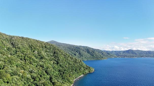 十和田湖の青い湖面と山々の風景