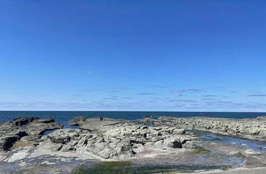 千畳敷の広大な岩畳と青い海
