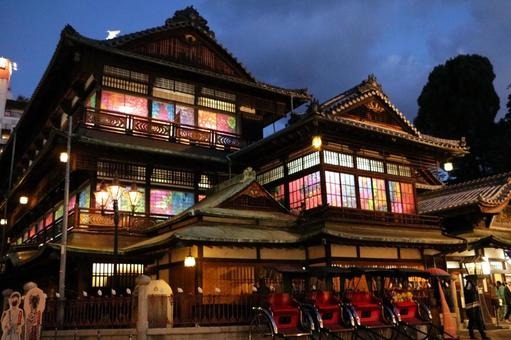 道後温泉本館のライトアップ夜景（写真AC）