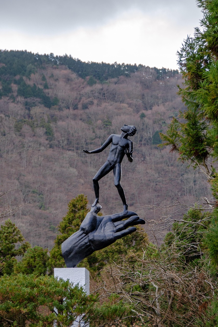 彫刻の森美術館の野外彫刻と箱根の自然