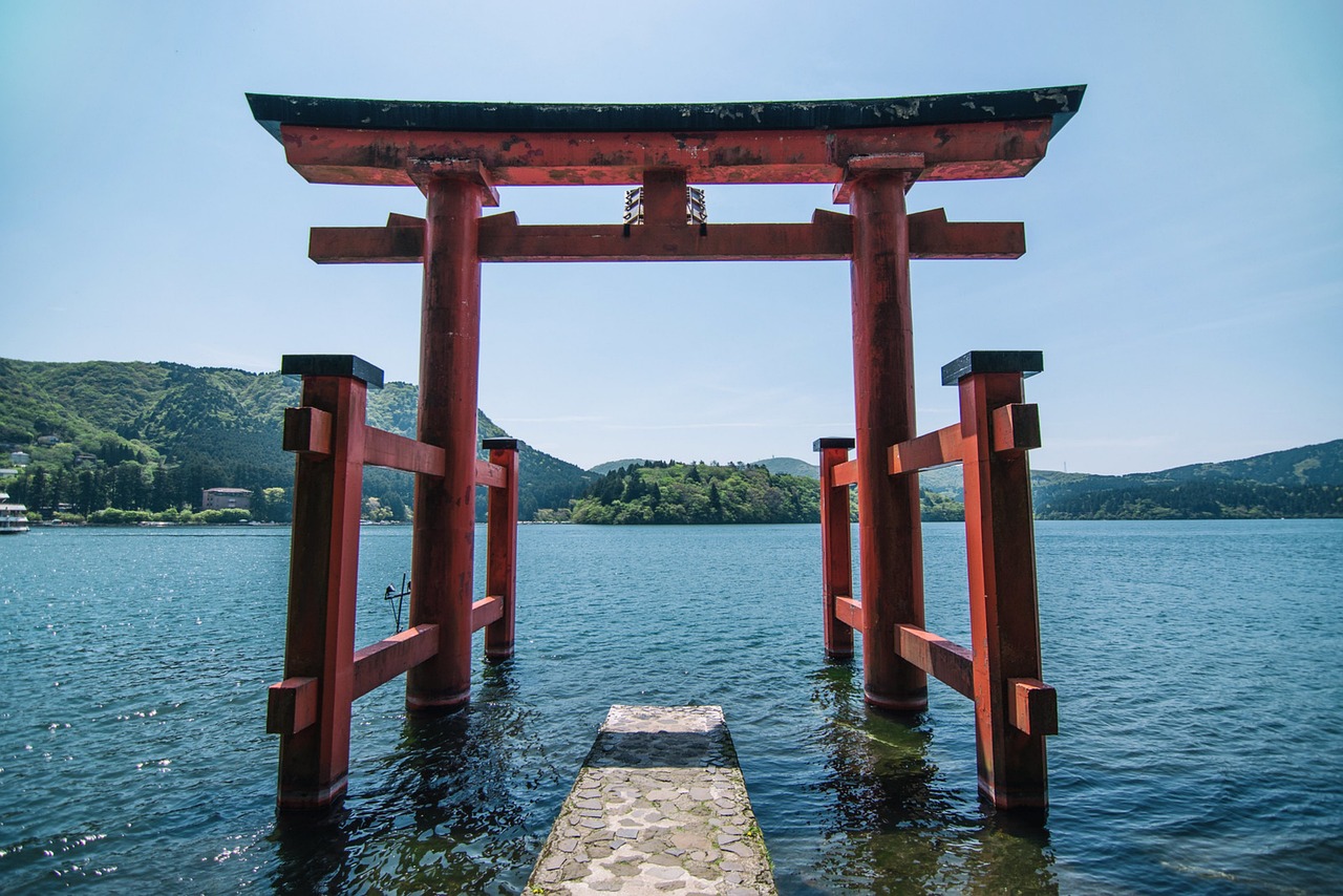 芦ノ湖に映える箱根神社の平和の鳥居