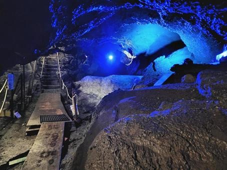 鳴沢氷穴の神秘的な洞窟内部