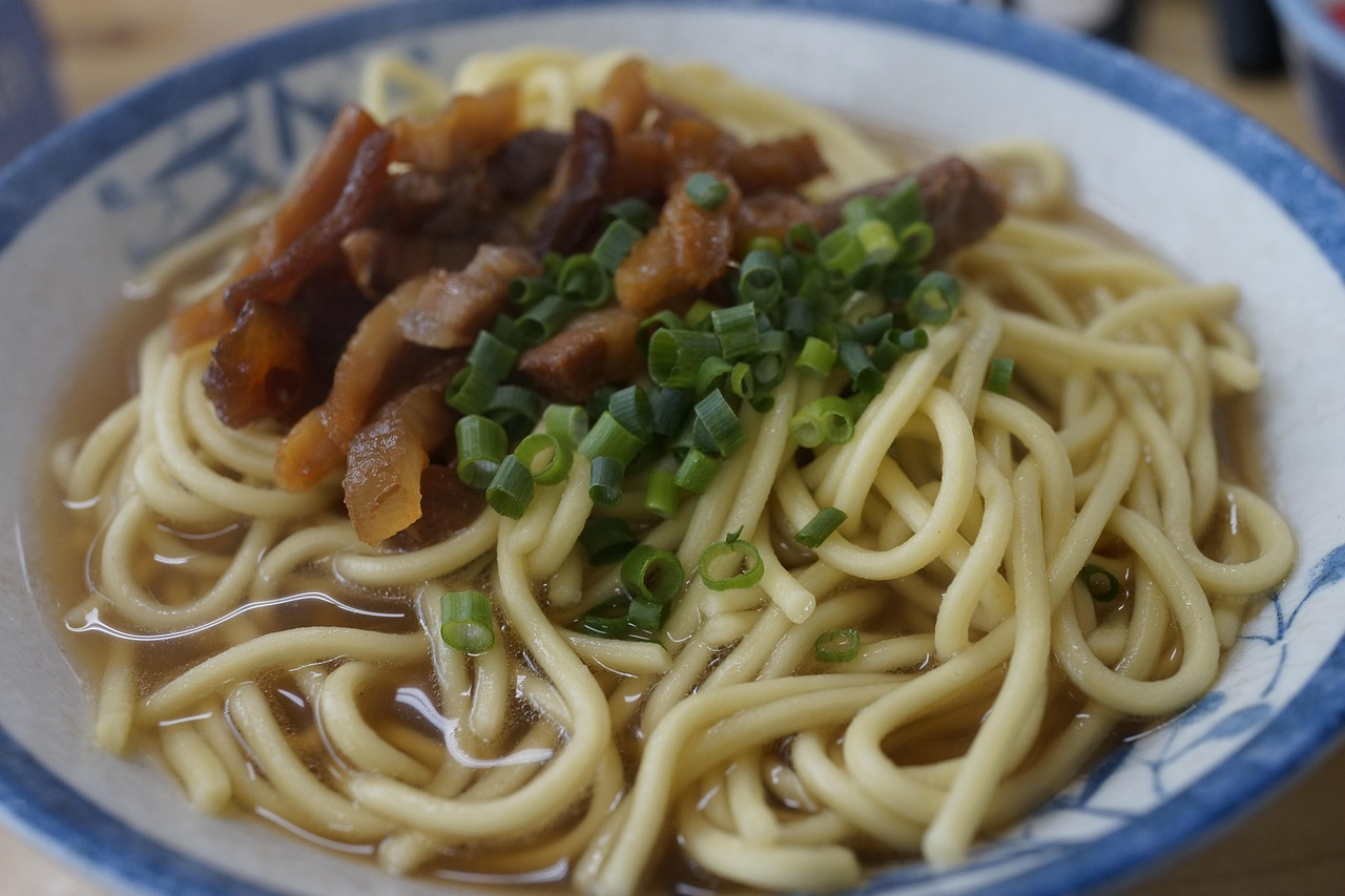 豚肉と麺が入った沖縄そば