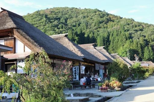 大内宿の茅葺き屋根が並ぶ宿場町