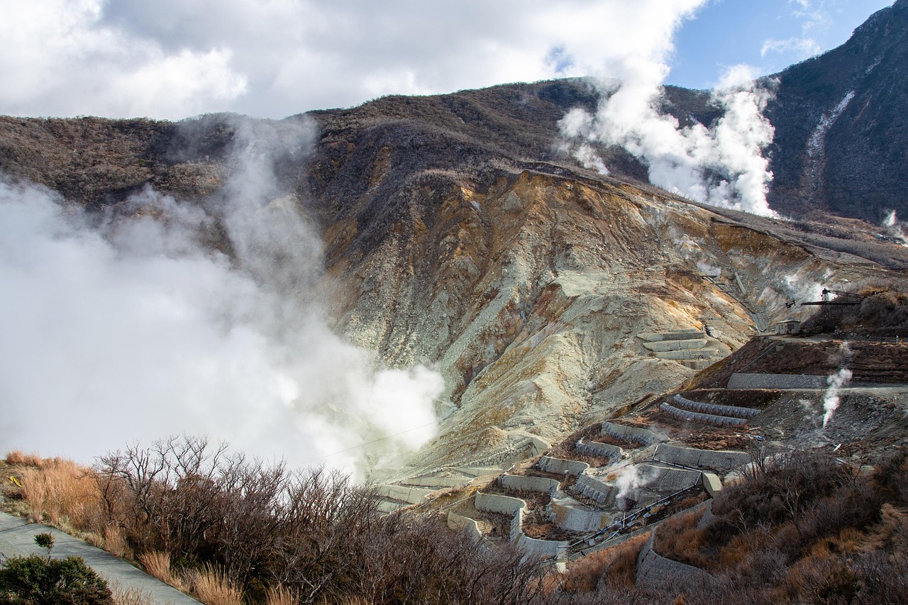 大涌谷の噴煙と荒々しい火山地形