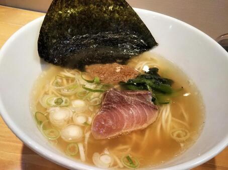 函館塩ラーメン・澄んだスープ