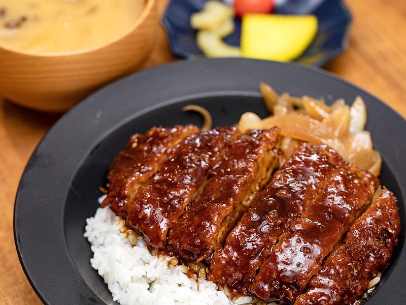 TOMOSU CAFEのソースカツ丼