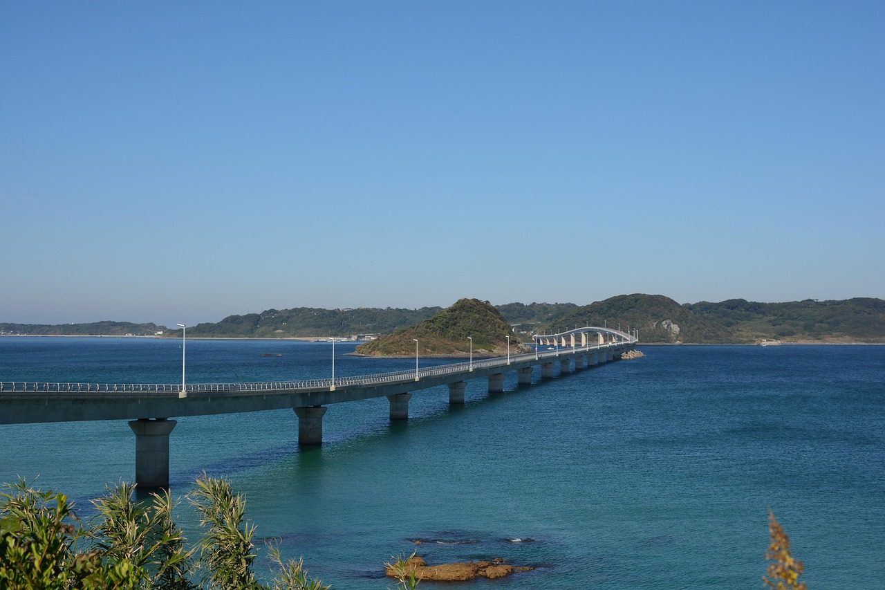 角島大橋とコバルトブルーの海