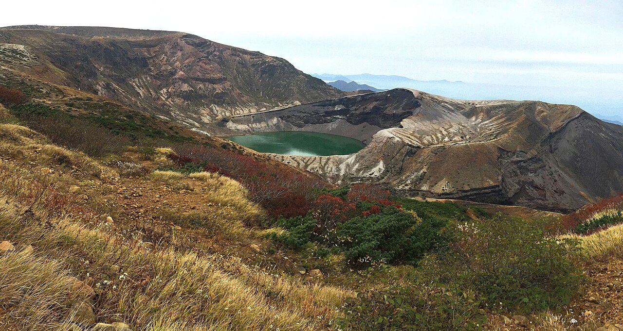 蔵王 御釜のエメラルドグリーンの火口湖